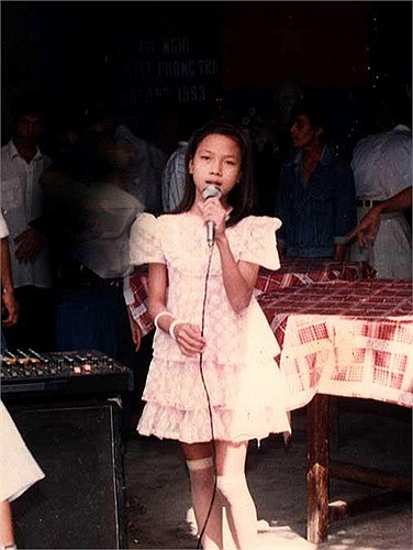 'Họa mi tóc nâu' năm 12 tuổi. Nữ ca sĩ tương lai đang duyệt lại tiết mục của mình để chuẩn bị hát tại một hội nghị của Đà Nẵng