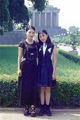 Mỹ Tâm và Hồng Ngọc trong một lần được ra thủ đô thăm lăng Bác