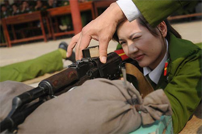 Chỉnh thước ngắm cho trò.