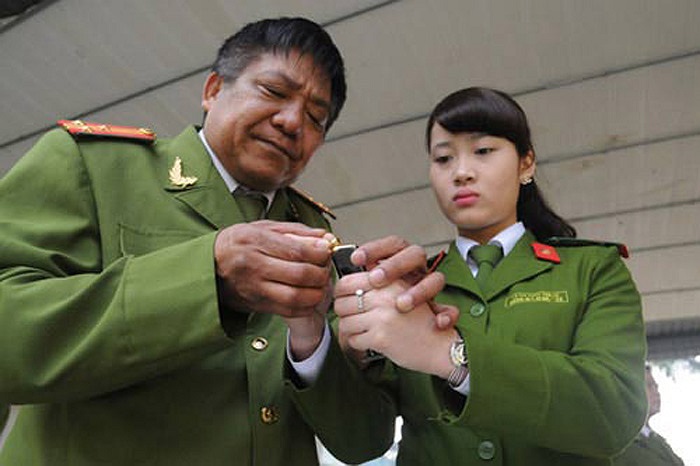 Tập thao tác cơ bản về kỹ thuật bắn súng K-54.