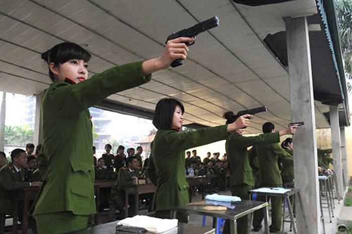 Ngắm bắn mục tiêu.