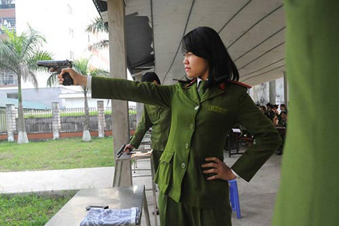 Uốn nắn từng động tác cho các học trò.