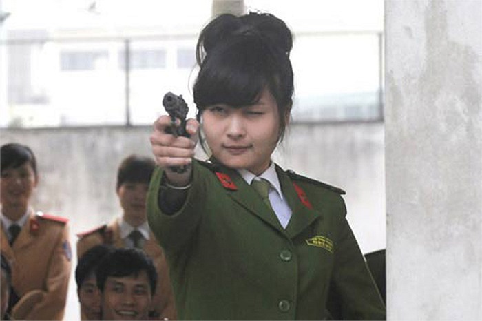 Nheo con mắt bên trái...