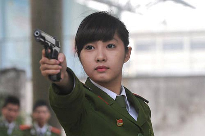 Tương phản với nước súng đen bóng là đôi môi hồng xinh tuơi.