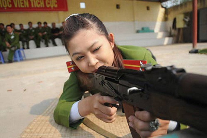 Ngoài luyện với súng ngắn K-54 thì nữ học viên còn phải tập với súng AK.