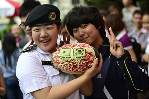 Ngày 16/03, tại khuôn viên Khoa Đào tạo Hợp tác Quốc tế - Trường Đại học Công nghiệp Hà Nội đã diễn ra chương trình giao lưu văn hóa, văn nghệ, ẩm thực giữa sinh viên của trường và các sinh viên của Đại học KIJEON (Hàn Quốc).