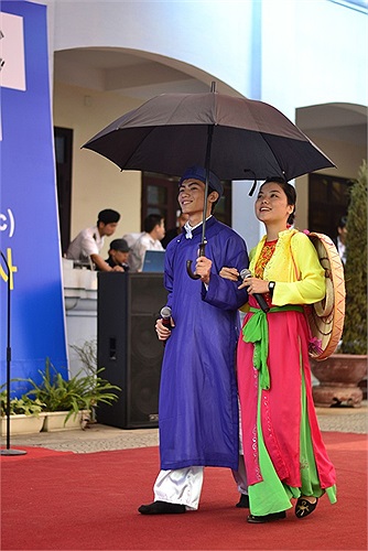 Trong buổi giao lưu này, các sinh viên đã trình diễn nhiều tiết mục đặc sắc, mang đậm bản sắc văn hóa dân tộc. 