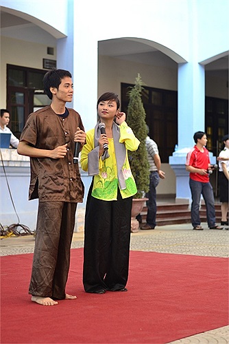 Hình ảnh đất nước, con người Việt Nam được gửi gắm qua các làn điệu dân ca quan họ Bắc Ninh như 'Người ơi người ở đừng về', “Trống cơm”...