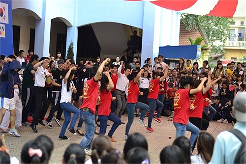 Bên cạnh đó còn có tiết mục võ cổ truyền Việt Nam Vovinam do các bạn trong đội tuyển Vovinam Hà Nội biểu diễn.