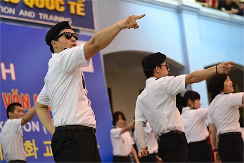 Các sinh viên Hàn Quốc đã khuấy động không khí buổi giao lưu bằng các tiết mục nhảy hiện đại, thể hiện những bản “Hit” của Kpop. 