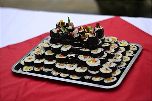 Trong phần giao lưu ẩm thực, các bạn trẻ của hai nước đã trực tiếp làm những món ăn mang đậm bản sắc dân tộc. 