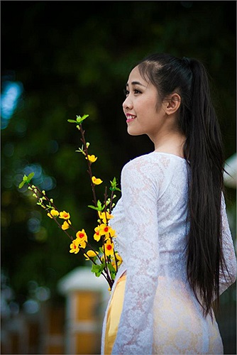 Cô gái này cũng có duyên với các giải thưởng khi vừa giành giải 3 cuộc thi Nét đẹp học sinh - sinh viên Đà Nẵng 2012, giải 3 It's me do báo HHT tổ chức. 