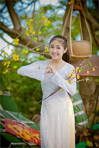 Bên cạnh đó, nữ sinh xinh đẹp này còn giành nhiều giải thưởng như giải nhì aerobic cấp huyện, giải nhất hát dân ca cấp huyện, giải ba vẽ tranh cấp thành phố.