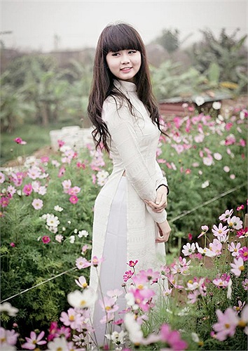Trong tà áo dài trắng tinh khôi, Nguyễn Lan Chi, cô nữ sinh trường THPT Phạm Hồng Thái từng giành ngôi Á quân cuộc thi Duyên dáng Hà thành trở nên vô cùng xinh tươi giữa cánh đồng hoa rực sắc xuân.