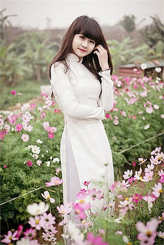 Trong tiết trời đẹp ngày Xuân, cho dù những cánh đào ngày Tết đã phai nhạt nhưng khu vực Nhật Tân - Quảng Bá vẫn tấp nập bạn trẻ tới đây chụp hình.