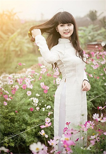 Bởi thay thế cho những gốc đào được ém kỹ cho mùa Xuân sang năm, người dân nơi đây khéo léo tạo ra những mảnh vườn hoa với đủ loại màu sắc làm say đắm không chỉ bạn trẻ mà cả những cặp đôi chụp hình đám cưới.