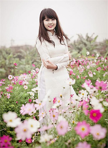 Nhẹ nhàng nhưng tràn đầy sức sống của người thiếu nữ, cô gái từng giành ngôi Á quân cuộc thi Duyên dáng Hà thành trở nên vô cùng xinh tươi, đáng yêu giữa cánh đồng hoa rực sắc xuân. 