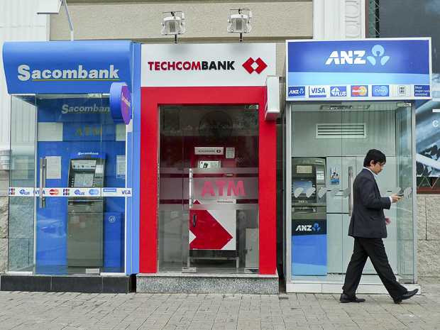 Ngân hàng rộn ràng ‘khoe’ chưa thu phí ATM
