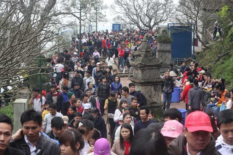 Ngàn người chen chân dâng lễ chùa Đồng, Yên Tử