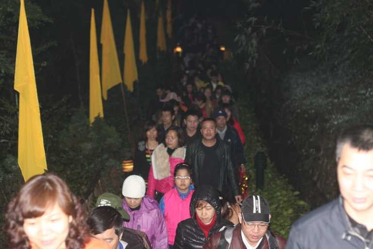 Ngàn người chen chân dâng lễ chùa Đồng, Yên Tử