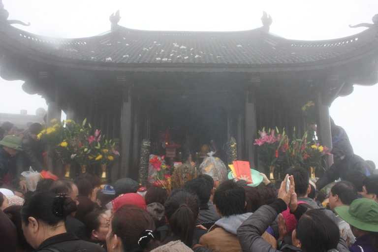 Ngàn người chen chân dâng lễ chùa Đồng, Yên Tử