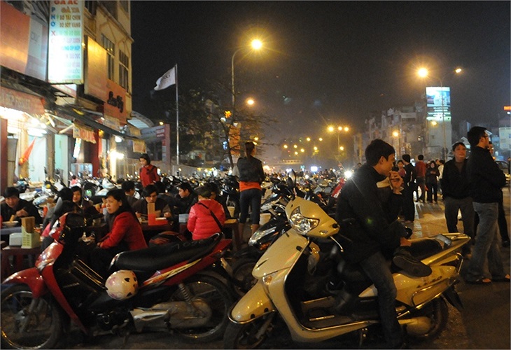 Bên cạnh đó, hàng chục bãi đỗ xe cũng không bỏ qua cơ hội hốt bạc với giá 20 ngàn đồng/1 xe máy.