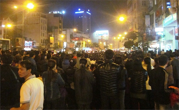 Càng về tối, dòng người đổ về chùa Phúc Khánh cầu an càng đông...