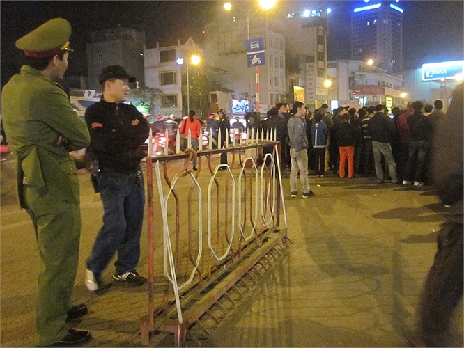 Hàng chục cảnh sát đã đuợc huy động, rào chắn thép đã cũng được sử dụng để ngăn dòng nguời tràn ra đường...