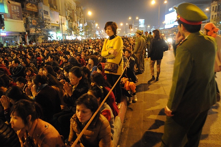 Lối vào chùa hoàn toàn không thể vào, nhiều không có chỗ ngỗ buộc phải đứng.