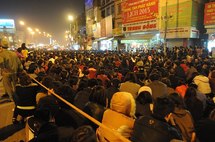 Tuyến đường Tây Sơn rẽ sang đuờng Láng đông kín người làm lễ...