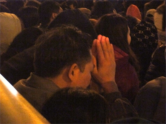 Một người đàn ông thành tâm cầu an.