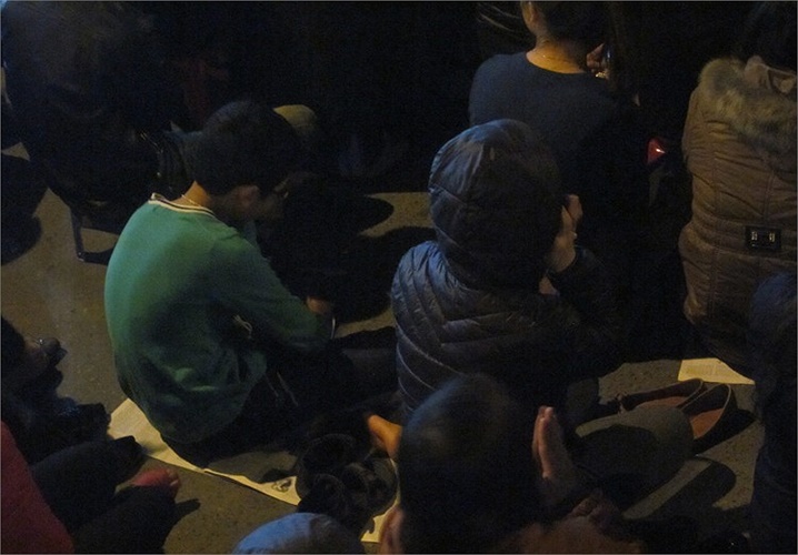 Nhiều người ngồi lâu, tỏ vẻ mệt mỏi...