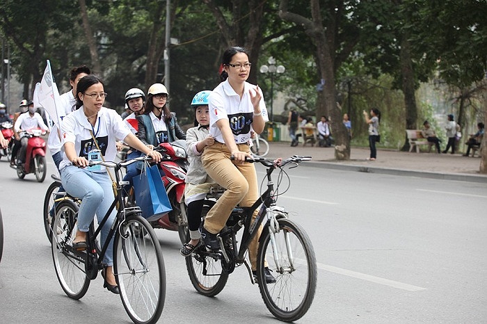 Tùng Dương và Dương Thùy Linh chính là Đại sứ Giờ Trái đất 2013.