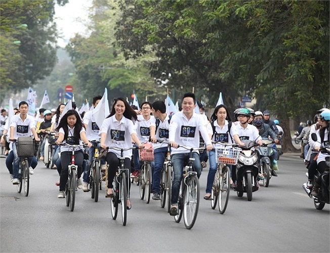 Cuối hành trình, các bạn đã tập trung ở vườn hoa Lê nin và thực hiện một màn nhảy flashmob không có sắp đặt trước để hưởng ứng Giờ Trái Đất 2013. 