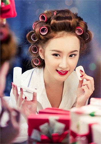 ...Nhưng sau đó, Angela Phương Trinh đã tự tin tung ảnh đẹp được photoshop kỹ lưỡng.