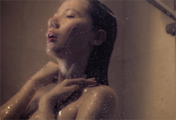 Chiếc mũi của Chung Thục Quyên to quá khổ trên gương mặt cô.