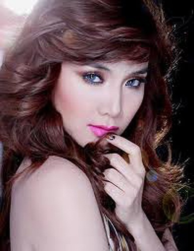 Với công nghệ làm đẹp và photoshop, mũi của cô cũng đẹp lên trông thấy.