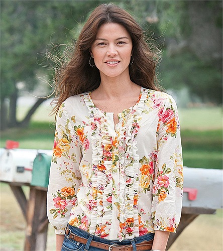 Bắt đầu từ năm 2006, Aline Nakashima được tạp chí áo tắm danh tiếng Sports Illustrated mời chụp hình cho ấn phẩm đặc biệt của họ.