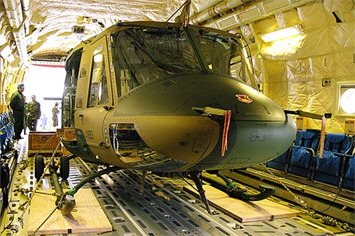 Một chiếc trực thăng đa dụng UH-1 được chở trong khoang của XC-2