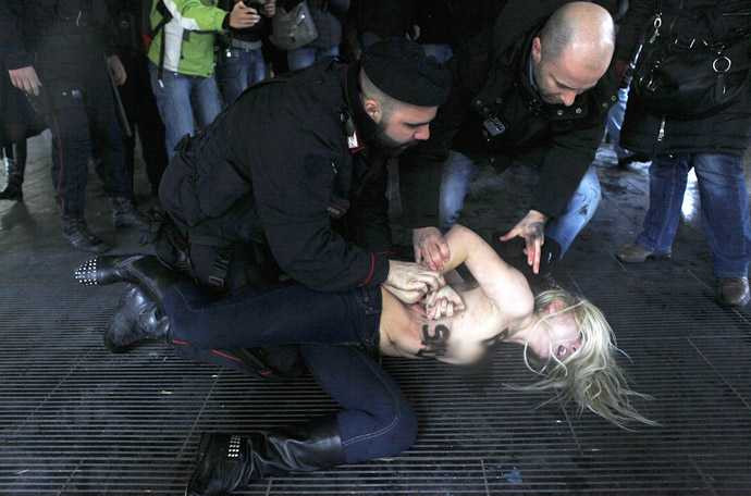 Nhóm FEMEN ngực trần 'tấn công' cựu Thủ tướng Italia