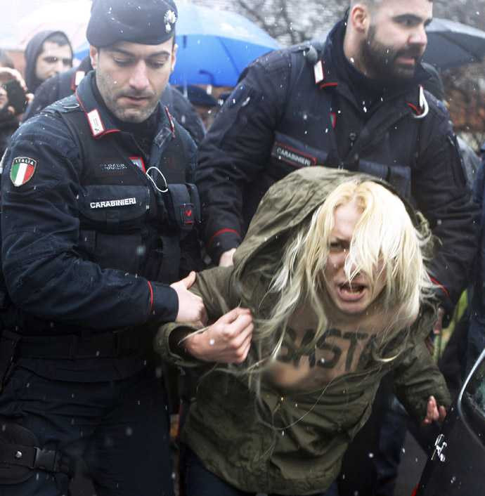 Nhóm FEMEN ngực trần 'tấn công' cựu Thủ tướng Italia