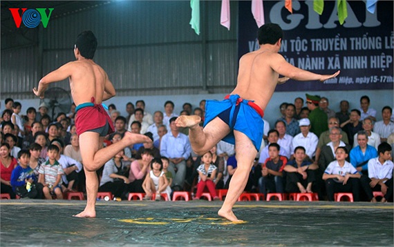 Xe đài là nghi lễ đầu tiên của các đô vật, vừa là một hình thức khởi động thành kính, mang tính dân tộc vừa để trình diễn, khoe cơ bắp, độ dẻo dai của mình với đối thủ và khán giả, tạo không khí hào hứng trước khi bước vào cuộc so tài thật sự