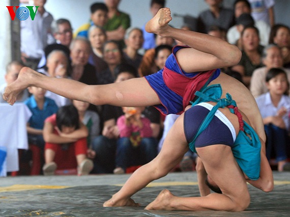  Hạ thấp trọng tâm quật ngã đối thủ