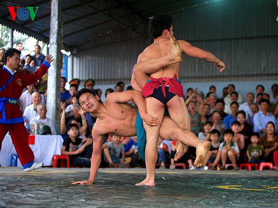 Đưa đối thủ vào thế hai chân không chạm đất sẽ giành chiến thắng 