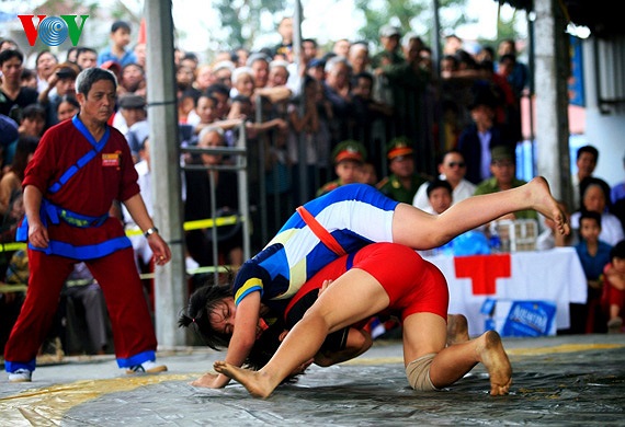 Đòn quật qua vai của một đôi vật nữ 