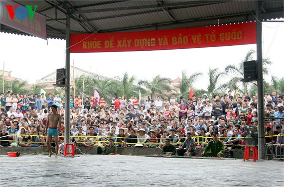 Giải vật thu hút đông đảo người dân địa phương và du khách thập phương tới xem 