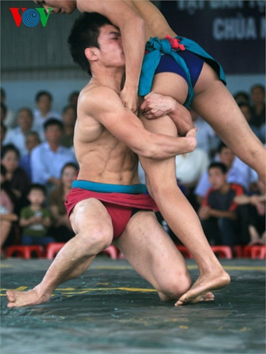  Dồn hết sức để nhấc bổng đối phương