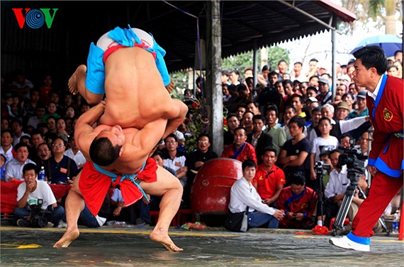  Pha nhấc bổng 2 chân đối phương lên mặt đất ghi điểm thắng tuyệt đối được gọi là kéo vó