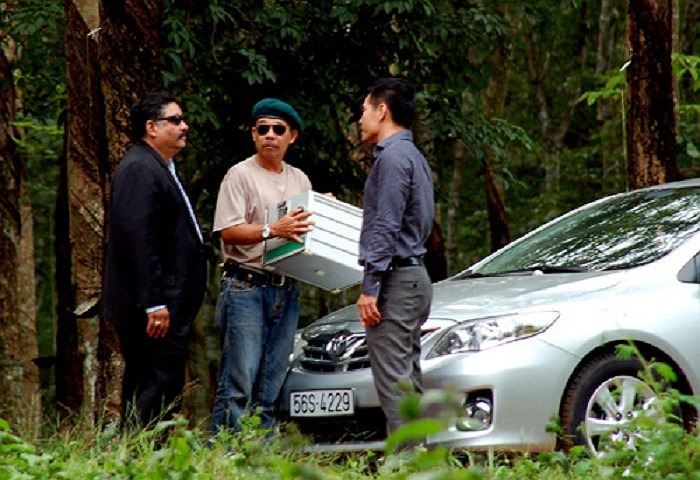 Trong một cuộc chiến sinh tử với lực lượng công an. Đồng thời anh còn đảm nhiện phần súng ống, bắn nhau trong toàn bộ các cảnh quay này.