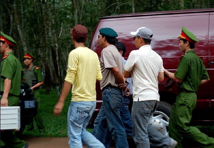 Theo đường dây kịch bản, đạo diễn yêu cầu sau cuộc rượt đuổi và bắn nhau quyết liệt, tất cả đều phải bị bắt, duy nhất có một mình anh bị bắn chết ngay tại hiện trường.